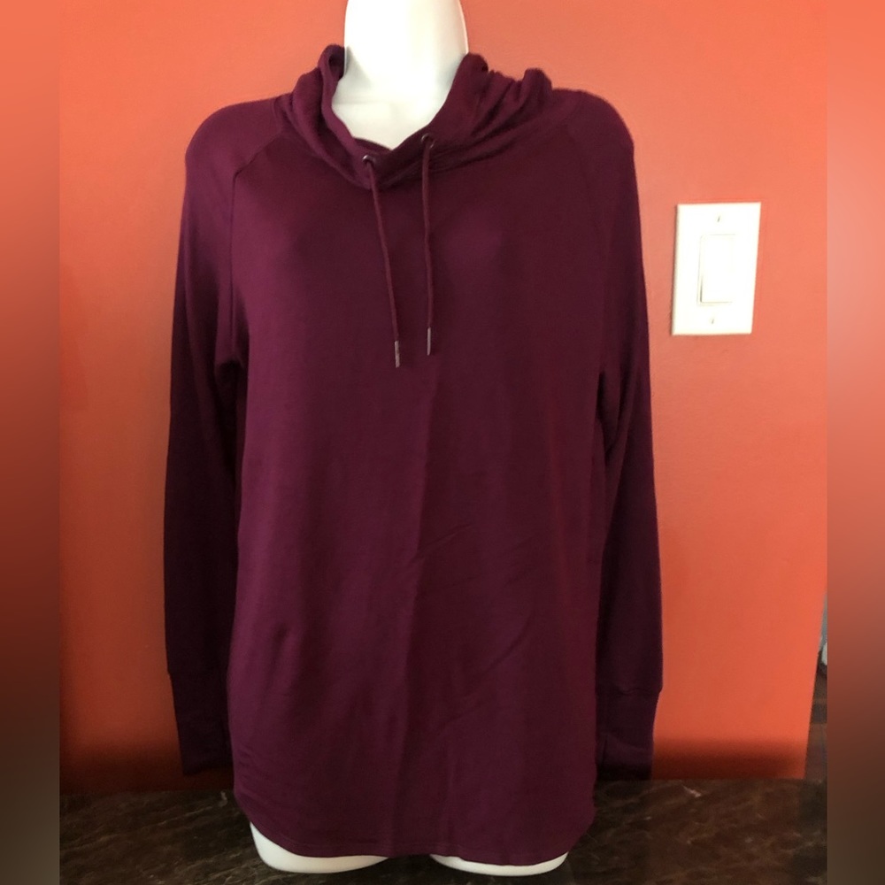 Long sleeves sportswear shirt with hoodie